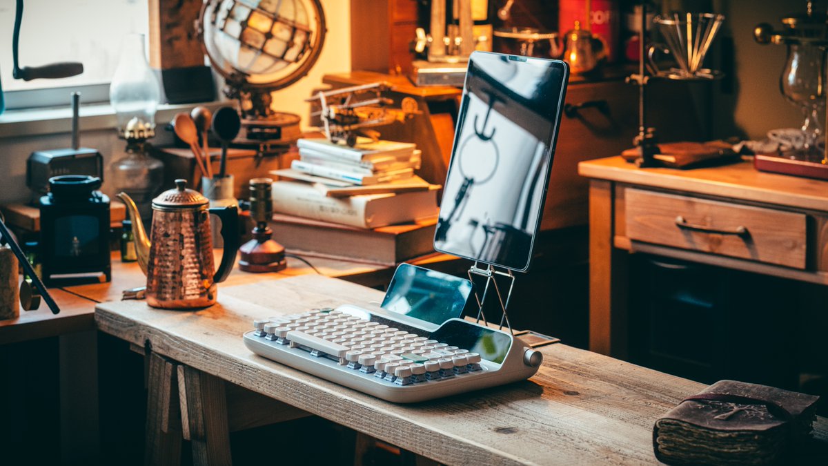 kazoo_desksetup's tweet image. Epomaker Glyph

タイプライターのような独創的なキーボード
デスクに置くだけで楽しくなる

使用感想はリプ欄より↓

提供：@epomaker
#pr #keyboard #desksetup