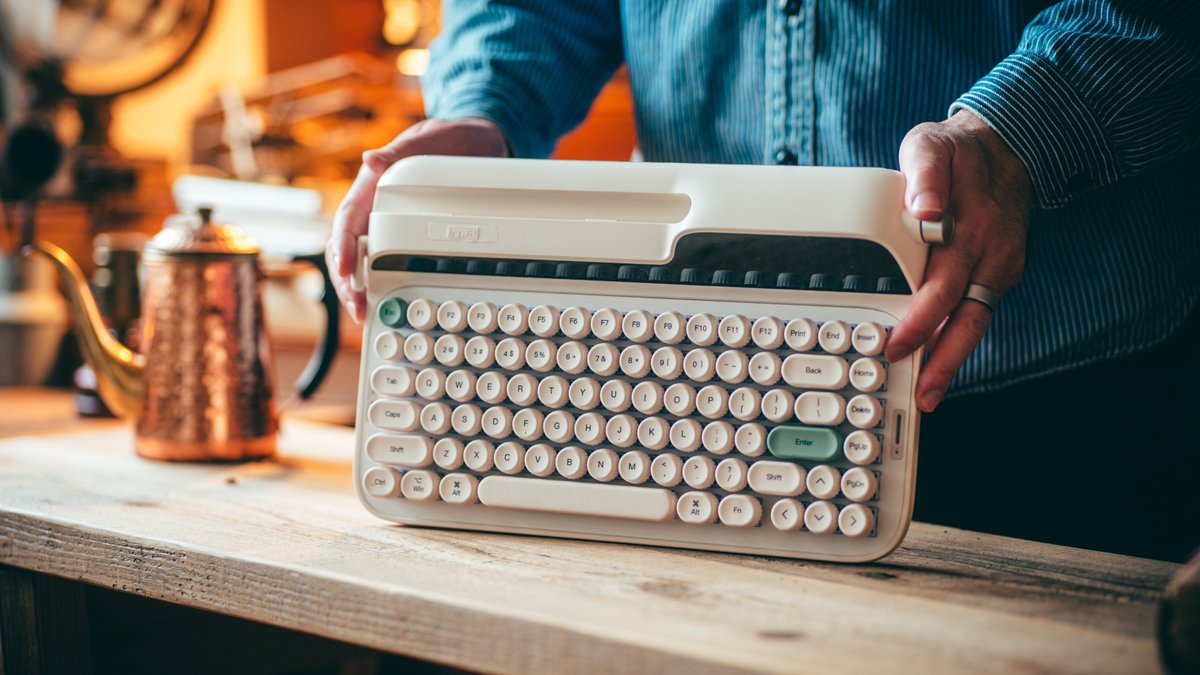 kazoo_desksetup's tweet image. Epomaker Glyph

タイプライターのような独創的なキーボード
デスクに置くだけで楽しくなる

使用感想はリプ欄より↓

提供：@epomaker
#pr #keyboard #desksetup