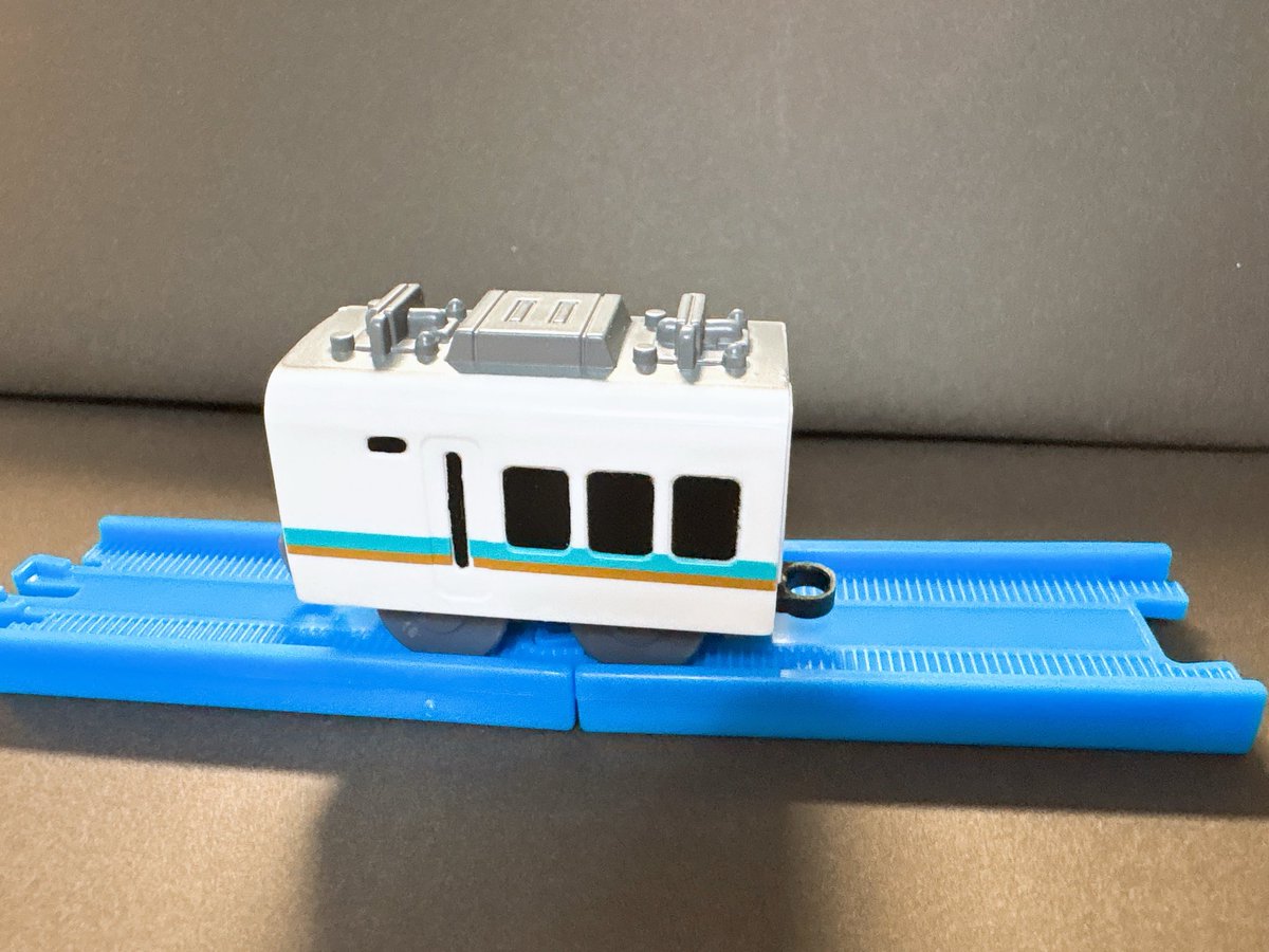 ガチャガチャやったら観光特急しまかぜの中間車が出ました✨
可愛い〜〜〜💕