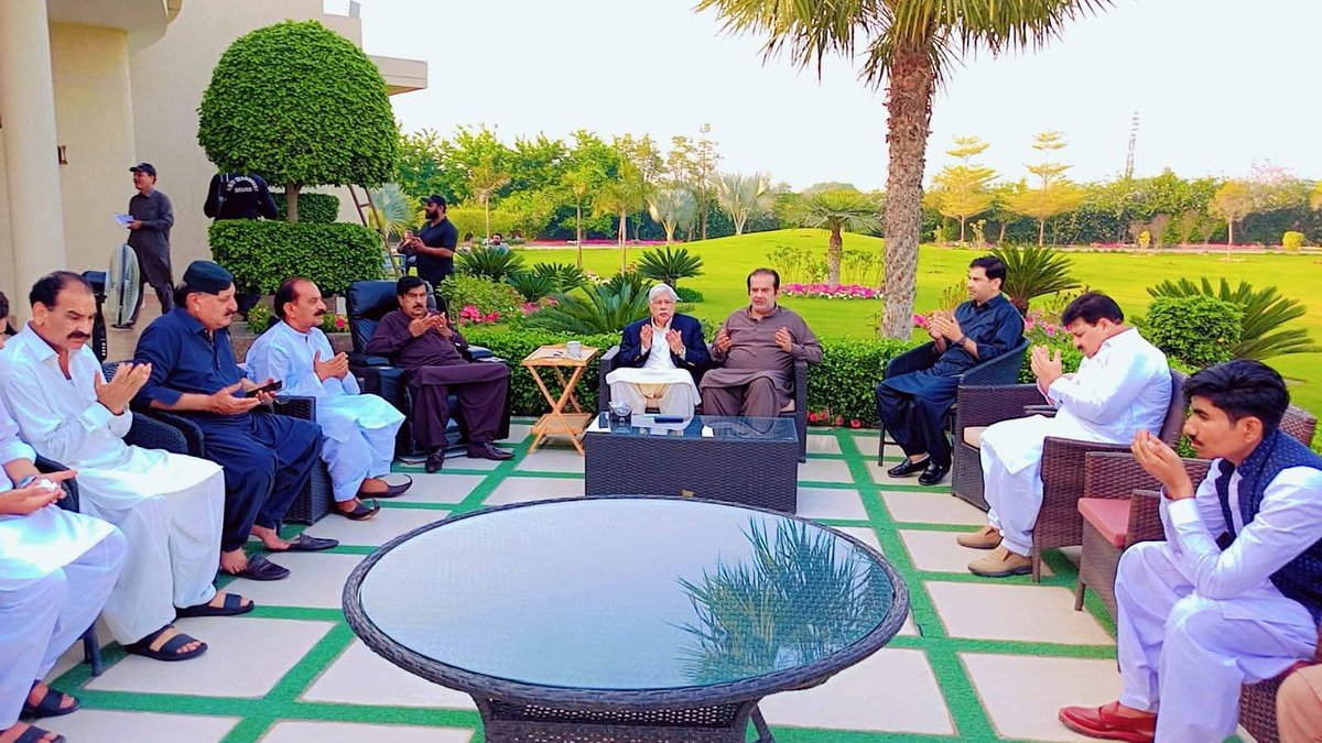 سابق جسٹس رانا شمیم کی کانجو فارم ہاؤس کہروڑپکا آمد، جہاں انہوں نے وزیر مملکت عبدالرحمٰن خان کانجو کی والدہ ماجدہ کے انتقال پر اظہارِ تعزیت کیا، فاتحہ خوانی کی اور مرحومہ کے درجاتِ بلندی کے لیے دعا کی۔
اس موقع پر ممبر قومی اسمبلی محمد صدیق خان بلوچ بھی موجود تھے
#IranWar2026