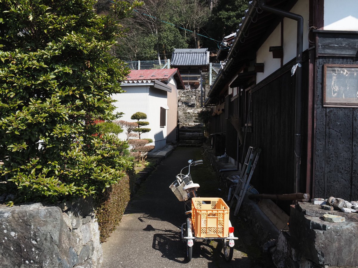険しい山々と琵琶湖によって隔絶された菅浦は、現代に中世の惣村の姿を伝える集落。「四足門」と呼ばれる茅葺き切妻屋根の門は集落の境界を表すもので ...