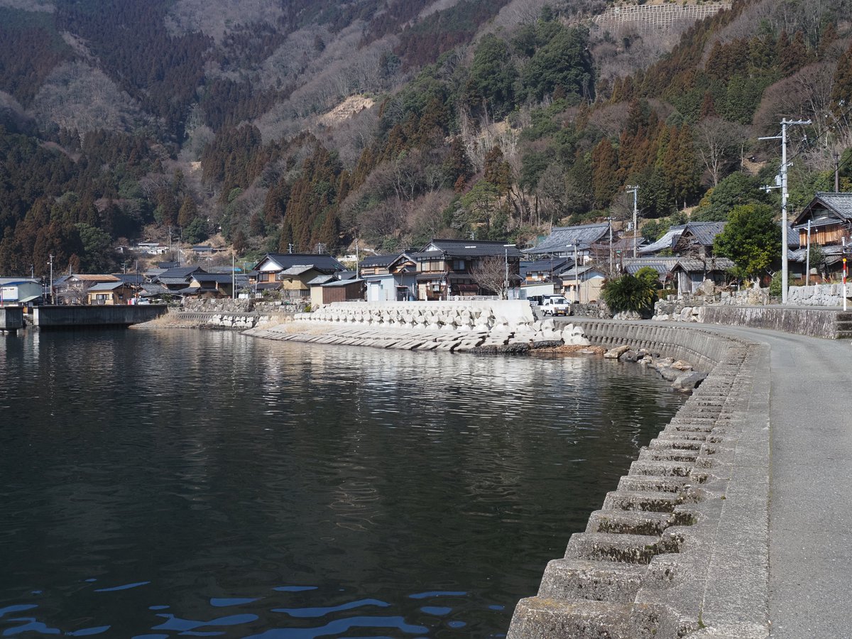 険しい山々と琵琶湖によって隔絶された菅浦は、現代に中世の惣村の姿を伝える集落。「四足門」と呼ばれる茅葺き切妻屋根の門は集落の境界を表すもので ...