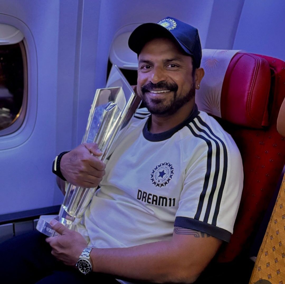 🚨 THE ENVELOPE BEHIND TEAM INDIA'S FIELDING AWARD 🚨
 
You might have noticed an envelope in Ishan Kishan’s hands during practice. That wasn’t from the BCCI or the team management.

India’s fielding coach T. Dilip personally gives ₹10K-₹20K after every match to the best