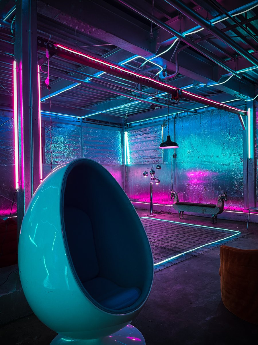 【ネオンが反射するシルバーの空間】

金属とコンクリートの無機質な空間に、ネオンライトが反射するスタジオ。
アメリカンヴィンテージ家具を配置し、都会的でクールな世界観を演出できます。