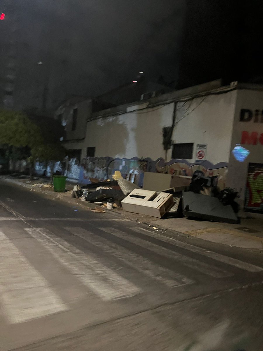 jorgecastro81's tweet photo. Esquina llena de basura constantemente, aunque es algo reiterativo en el tiempo, este último año se desatiende muchísimo 
Somos parte de la común de Santiago pero está imagen es cada semana @Muni_Stgo @24HorasTVN @meganoticiascl @chvnoticias @T13 https://t.co/DqyDGvfdho