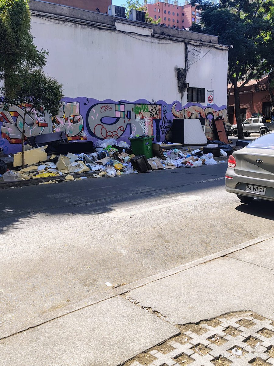jorgecastro81's tweet photo. Esquina llena de basura constantemente, aunque es algo reiterativo en el tiempo, este último año se desatiende muchísimo 
Somos parte de la común de Santiago pero está imagen es cada semana @Muni_Stgo @24HorasTVN @meganoticiascl @chvnoticias @T13 https://t.co/DqyDGvfdho