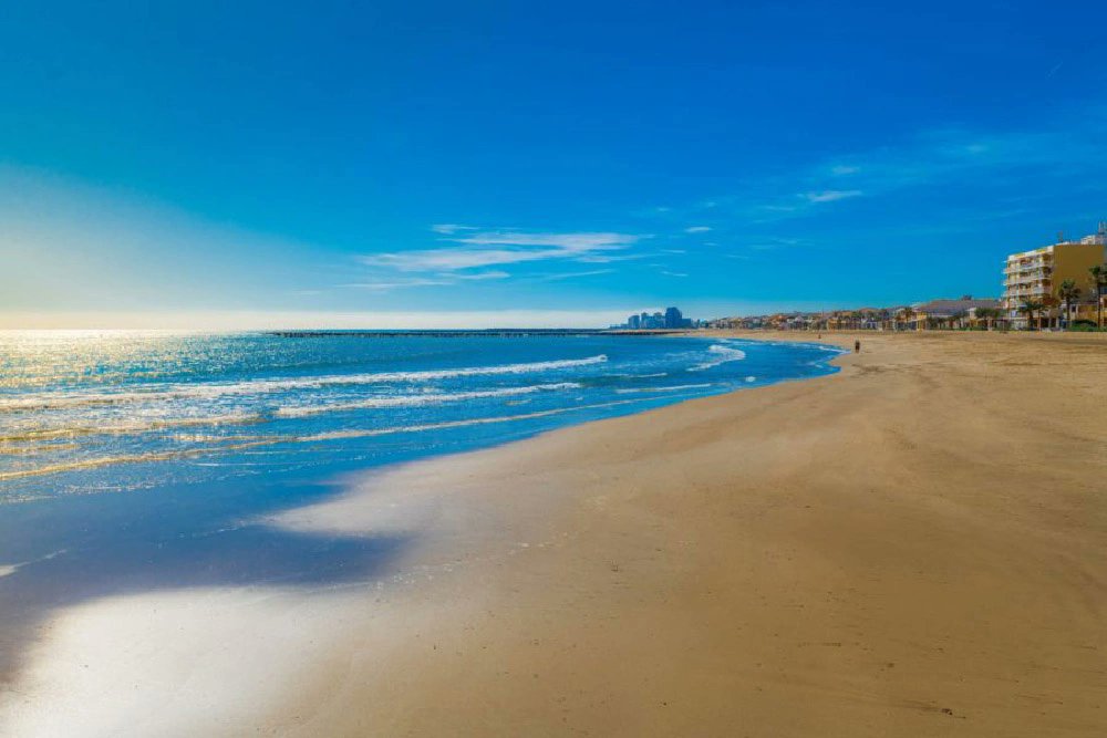 ⛺ Camping Valencia 

Cabañas equipadas
Admite mascotas en parcelas 
Piscina 
Bar Cafetería 
Supermercado
Información de rutas de senderismo 

📍  Puzol (Valencia)
🌊 Camping a 100 metros de la playa
🗓️ Abierto de abril a noviembre

Info: campingscomunidadvalenciana.es/camping/valenc…