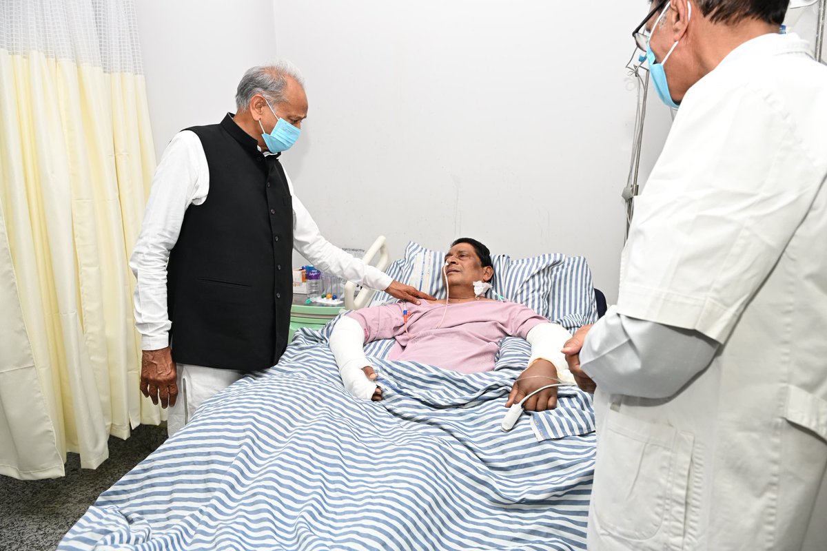 ashokgehlot51's tweet photo. जयपुर के राजस्थान हॉस्पिटल पहुंचकर 2014 लोकसभा चुनाव में करौली-धौलपुर लोकसभा क्षेत्र से कांग्रेस प्रत्याशी रहे श्री लखीराम बैरवा से मुलाकात की। श्री बैरवा के साथ हुई मारपीट में उन्हें गंभीर चोटें आईं हैं जिससे उनके हाथ, पैर, कमर सहित शरीर में कई फ्रैक्चर आए हैं। 

मैंने करौली एसपी से बात कर आरोपियों की पहचान कर के उनके खिलाफ कड़ी कार्रवाई कर पीड़ितों के साथ न्याय सुनिश्चित करने को कहा।
