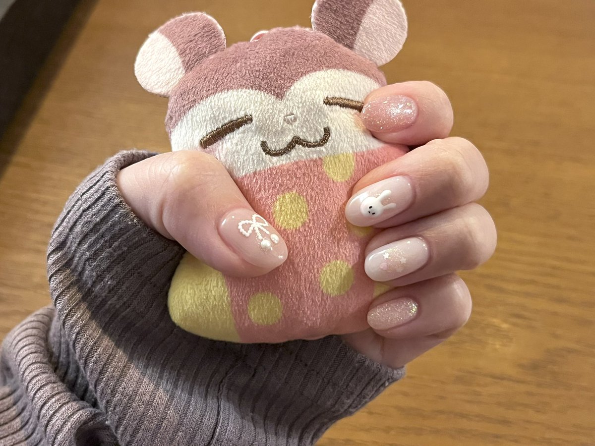 짧뚱토끼 네일 했어염 .. ( o̴̶̷᷄ ·̫ o̴̶̷̥᷅ )
계속 보다보니 짧아서 더 기여운 느낌 🐰💅🏻