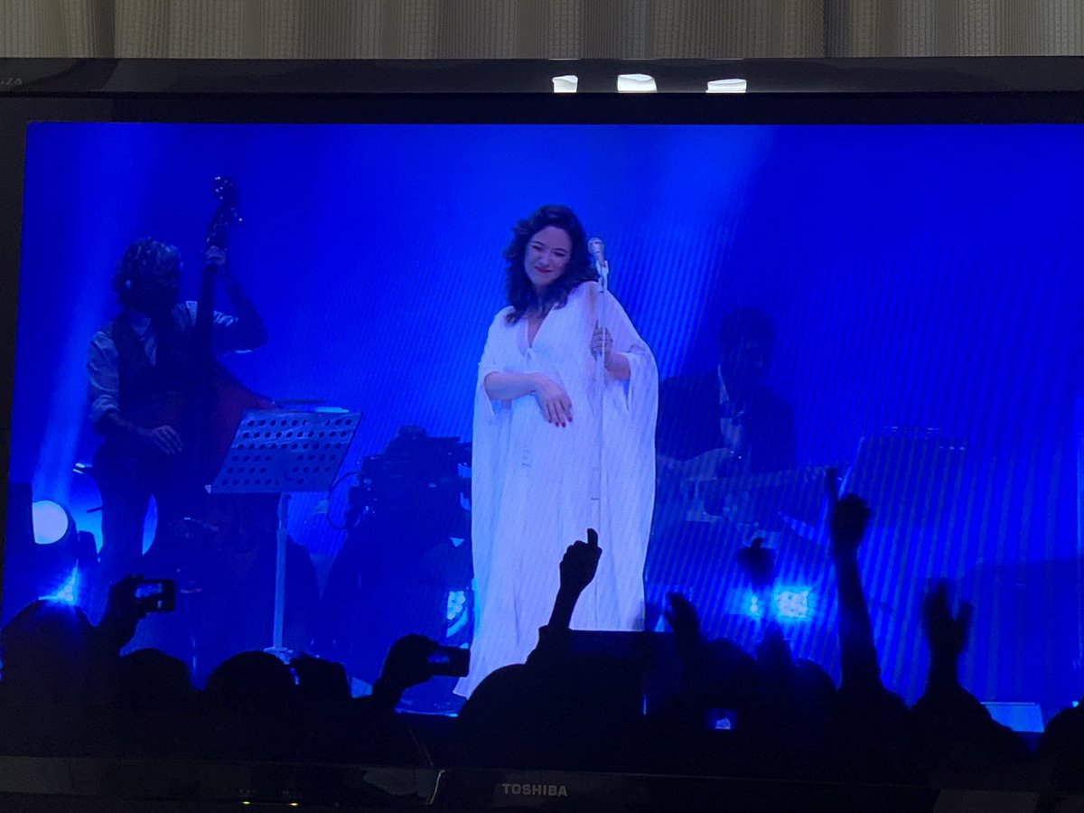 wadaful's tweet photo. このライブ盤、Spotifyは日本からは聴けないみたいでほんとは2枚組のCDが欲しいのだけどなかなか手に入れられなくて。でも映像で観ないと分からないこともあって。「Se Eu Quiser Falar Com Deus」の涙を流しての絶唱とか、お腹に新しい命を宿していることとか。なのでこのDVDも入手して良かったなと。 https://t.co/gpXZ7ZypIS