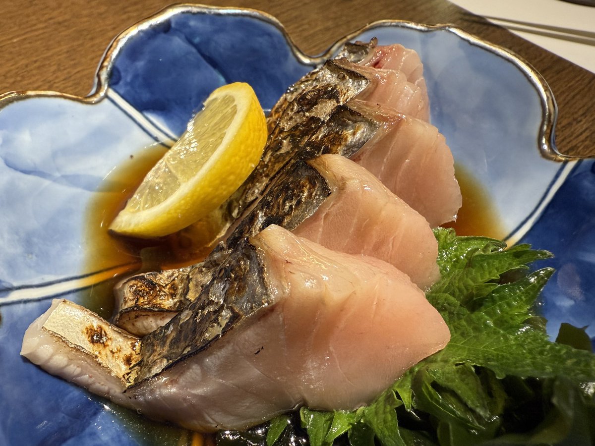 morishitagohan's tweet photo. 門仲で居酒屋選びに迷ったらここ。料理が美味すぎるから気づいたらリピートしてる。明日葉の天ぷら、島寿司、鰆ポン酢、島唐辛子だし巻き。全部美味い。八丈島直送の鮮魚と野菜を使った料理が楽しめる居酒屋はちじょう。 https://t.co/kVk1nD6kxO