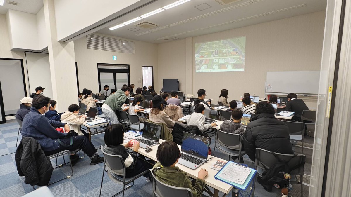 Goooood_Play's tweet photo. 【イベントレポート】
3/8(日)横浜市西区にある日本最大の住宅展示場
tvkハウジングプラザ横浜さんで

「みんなでつくろう！住まいクラタウン」

#マインクラフト 建築デザイン体験イベントを開催しました。

告知期間が短かったにも関わらず
参加者は延べ120名！

多くの親子にご参加いただきました。

今回のテーマは、
#マイクラで 理想のおうちをつくろうです。

まずはPC版マインクラフトの操作練習からスタート。

その後、展示場内のモデルハウスを見学し、
住宅の工夫やデザインのヒントを集めます。

子ども達は夢中になって家を観察し、特徴をスケッチ。

モデルハウスのスタッフの皆さんも
住まいのポイントを紹介してくださり、
会場全体で子ども達の挑戦を応援していただきました。

デザインが決まったら
いよいよマイクラで建築に挑戦。

マイクラマスターによる
「早く上手に建てるテクニック」も学びながら

それぞれの理想の住まいをマイクラ内にデザインしました。

残り時間が少なくなると

まだできない～
まってくれ～

と阿鼻叫喚の数々ｗ

そんな中でも、ちゃんとすてきな作品が出来上がっていました^^

ほんと子ども達の創造力や、建築テクニックには
驚かされるばかりです。

このような機会を頂いた
tvkハウジングプラザ横浜さん

そして今回も高品質なワールドを制作してくださった
@GECKOWAND さん

他にも、ご協力いただいた皆様に心より感謝申し上げます。

グッドプレイでは、マインクラフトを活用した、STEAM / 社会体験型イベントを企画・運営しています。

ファミリーや地域貢献をご検討中の、企業様・団体様は、ぜひお気軽にお問合せください。

一緒に、子ども達の学びの場所を作りましょう！

#Minecraft
#マインクラフト
#マイクラ建築
#体験型イベント
#親子イベント
#STEAM教育
#商業施設イベント
#住宅展示場イベント
#地域イベント 
#教育イベント
#プログラミング