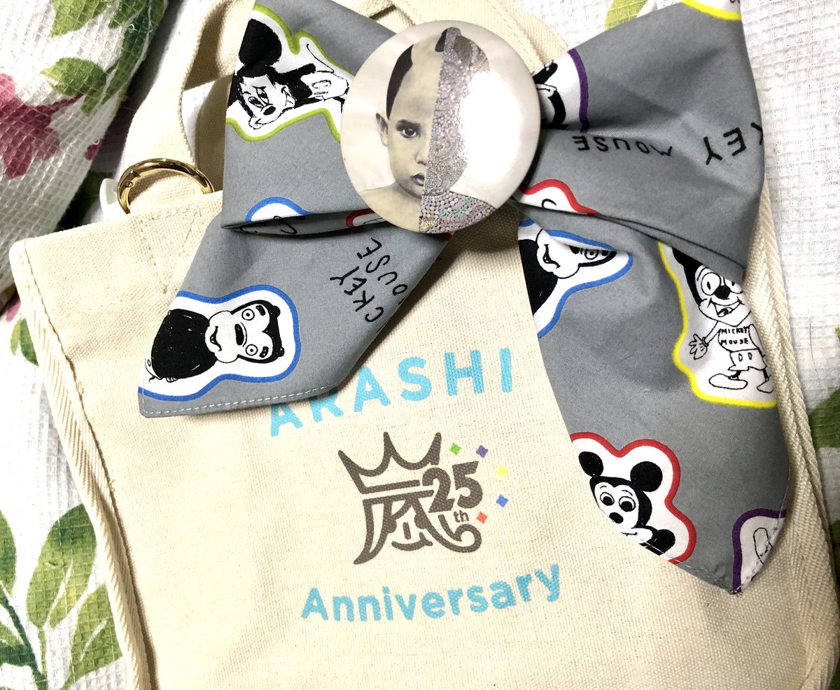 standard0502's tweet photo. 飾りを付けてワクワクしてきたー！！
大ちゃんのフリスタ缶バッジと嵐ミ��キーコラボ💙❤️💚💛💜
#嵐 #嵐トート #猫確認ok https://t.co/YsfulxSw3P
