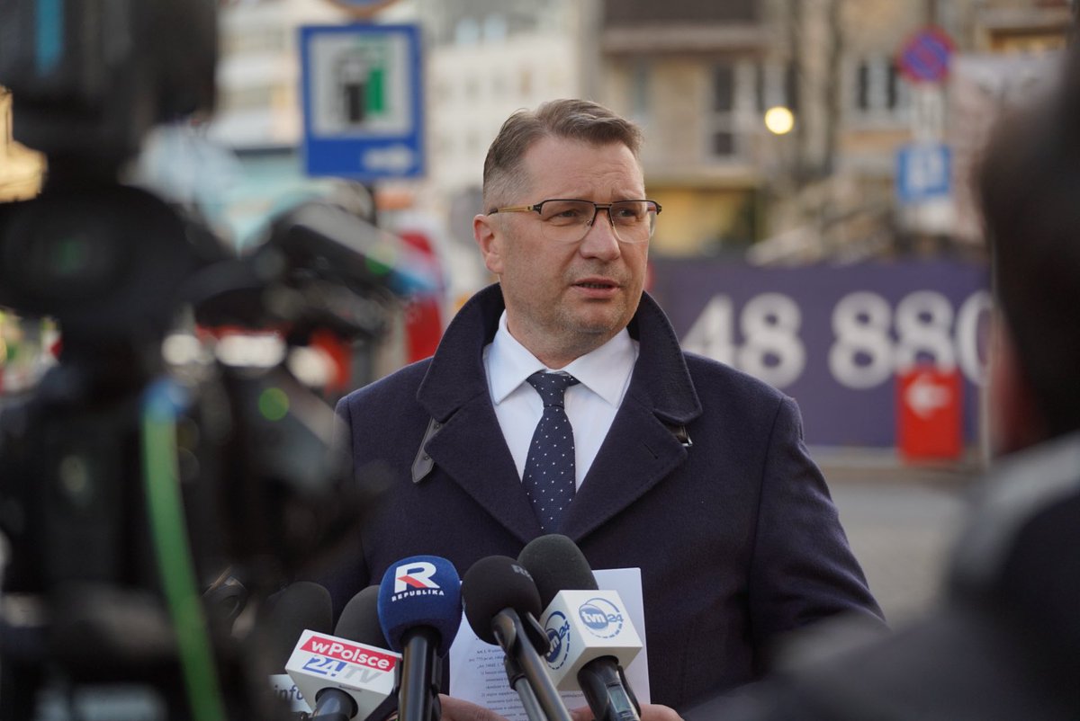 FrontCnot's tweet photo. - Po zdemontowaniu fotowoltaiki zamierzam odszczepić się na COVID-19. https://t.co/YwEmsaE3Fl