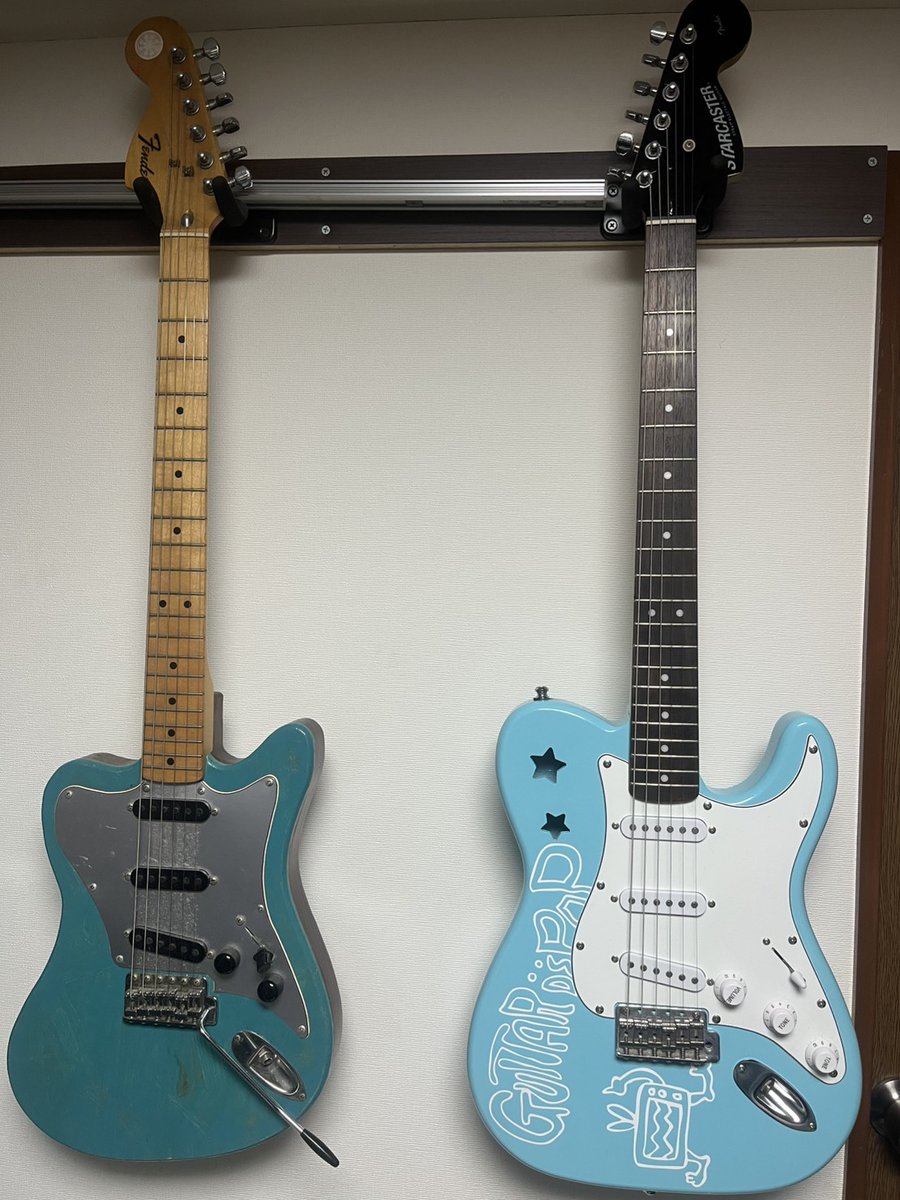 cooooo99's tweet photo. そいえば何人かに褒められた？ギターは右のコチラ。前回の裏J系から使ってるんですが、見た目と音が好きで使ってます。シンラインなのに意外と重くて作り直そうと思っていますが、気にいってるのでバラすのに躊躇してる感じです。GUITARDEPOPは会社にあったカッティングマシンいじってたら出来た感じ。 https://t.co/ln9bhQfJa0