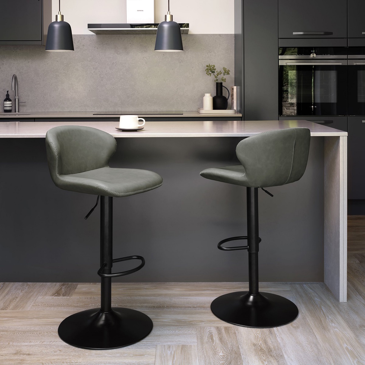 OakFurnitureCo's tweet image. Add a touch of retro charm to your kitchen or home bar with the Rosso Bar Stool with Swivel Gas Lift Black Base. 🖤

Available in dark grey, olive green, and stone vintage faux leather, it’s easy to find the perfect shade to complement your space.✨
-
-
-
#barstool #barstools