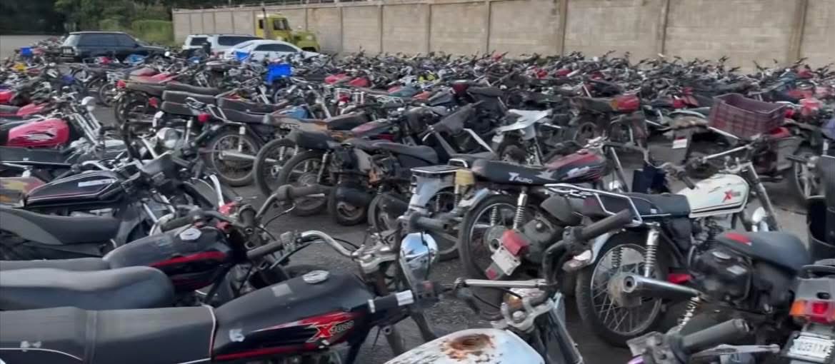 Cientos de motocicletas retenidas en la recién pasada administración de la Dirección Regional Cibao Central de la Policía Nacional comenzaron a ser devueltas a sus propietarios por la nueva gestión del general Js. Tejada. ¿Por qué no se entregaron antes?