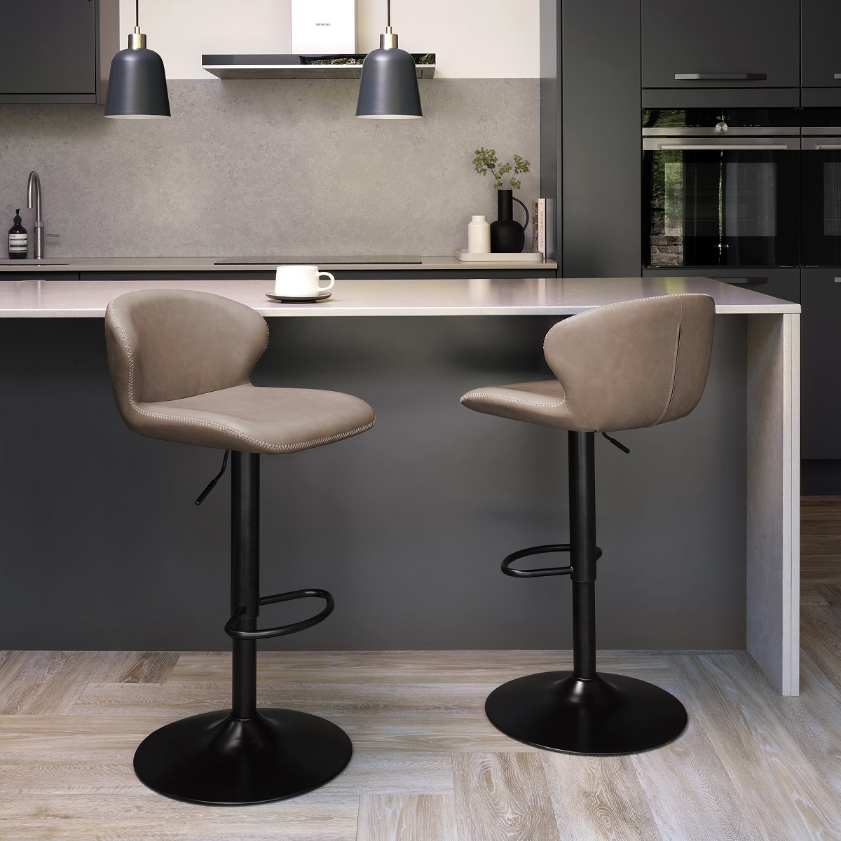 OakFurnitureCo's tweet image. Add a touch of retro charm to your kitchen or home bar with the Rosso Bar Stool with Swivel Gas Lift Black Base. 🖤

Available in dark grey, olive green, and stone vintage faux leather, it’s easy to find the perfect shade to complement your space.✨
-
-
-
#barstool #barstools