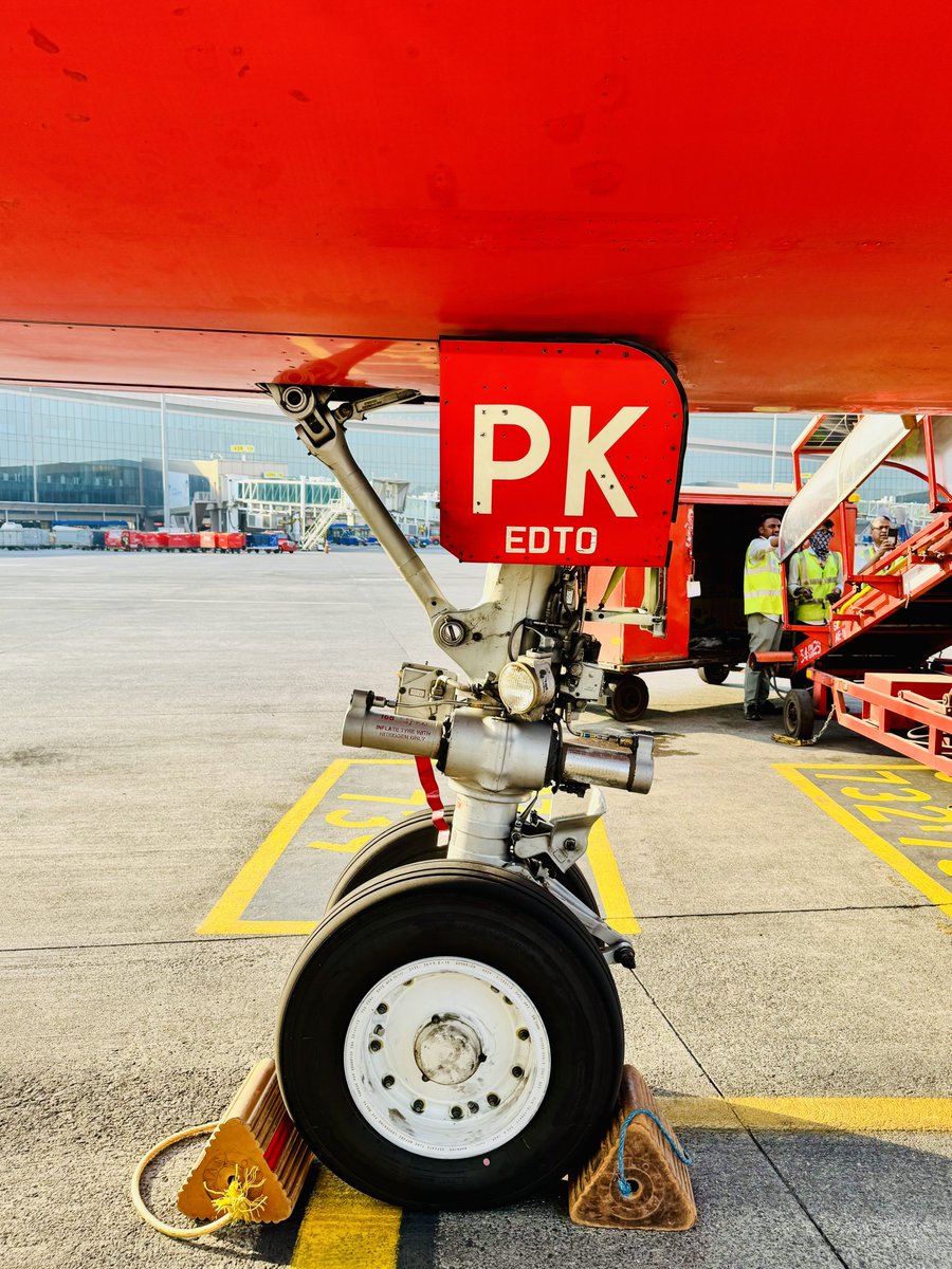 tweetpratikm's tweet photo. It’s 37°C on the ground at mumbai today early evening. (🥵). Off to Kochi on #VTPPK #a321Ceo with delay due to main runway closure in the afternoon. (32/14 in use) Flying time of 1hr30mins, covering a distance of 611nm @ FL350 m.78. #airbus #a321Ceo #lifeontheramp #cfm #cfm565B3 #AI681