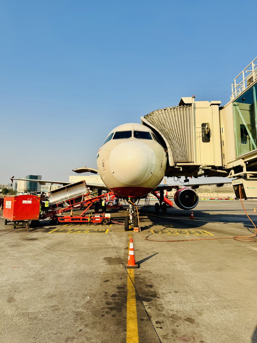 tweetpratikm's tweet photo. It’s 37°C on the ground at mumbai today early evening. (🥵). Off to Kochi on #VTPPK #a321Ceo with delay due to main runway closure in the afternoon. (32/14 in use) Flying time of 1hr30mins, covering a distance of 611nm @ FL350 m.78. #airbus #a321Ceo #lifeontheramp #cfm #cfm565B3 #AI681
