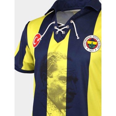 feneromenTHG2's tweet photo. Fenerbahçe, taraftarına Büyük Geldi

Samsunspor maçı üzerine;

Dün yine müthiş bir maç izledik. Yılda minimum 3-4 kere bu tip keyifli, yüksek tansiyonlu, havalara uçmalı galibiyeler alıyoruz. İnanın şampiyon yapılan takım yapay şampiyonluklarından bile bu kadar keyif almıyor.

Bu maçları keyifli yapan şey aslında rakip takımların tutumları, hırsları. Ben bunların bize karşı bu kadar hırsla oynamasından şahsen keyif alıyorum. Takıldığım şey diğer takıma karşı hırslı olmamaları yoksa bu tip maçlar ligin kalitesini yukarı çeker. Öyle bir lig düşünün ki bütün takımların hedef maçı Fenerbahçe maçı olsun. Ki bu Fenerbahçe de 'başarısız', yıllardır şampiyon olamayan bir takım. Lafta büyük takım bjk bile gese derbisine motive olarak çıkmıyor. bjk, ts böyle iken anadolu takımlarından farklı birşye beklemek saçma olur.

Bu maç daha ne kadar güzel olabilirdi? Deplasmanda olsaydı belki daha güzel olurdu. Ben Kadıköydeki maçları genelde sesini kısarak izliyorum. Bazen yersiz tezahuratlar, bazen futbolculara verilen tepkiler, bazen de sessizlikler canımı sıkıyor. Genel itibariyle sosyal medya ve trol medya yorumcuları taraftar kitlelerini zehirlemiş, bomboş adamlara çevirmiş. Fenerbahçe taraftarı da bundan nasibini almıştır, burdan geri dönüş de yoktur. Kitle bu.

Tedesco defans kurgusuyla oynayarak çıktı bu maça. Neden böyle yaptı? Belki Yiğit Efe'de özgüven kaybı olmuştur da onu oynatmak istememiştir. Jayden zaten solbekten devşirilen hızı ve gücüyle oynayan bir sol stoperken ortada oynadığında konum alamadı. Onu yönlendirecek tecrübede biri de olmayınca yanlış yerde durdu. Levent'in de ayakları iyi olsa da defansif meziyetleri Brown'un da Jayden'ın da çok gerisinde. Yeni defans kurgusunun da verdiği kafa karışıklığı ile Fenerbahçe gibi bir takımın yemeyeceği ama Fenerbahçe durumundaki bir takımın yemesinin doğal karşılanacağı goller yedik.

Maçı çeviren ne oldu? Kesinlikle taraftar değil. Tedesco sürekli motivasyondan bahsediyor. Belliki oyuncuları motive etmek için çok çabalıyor ve aslında taraftardan dert yanıyor. Çünkü futbolcuyu hocadan daha çok taraftar motive eder. Ama bizim kurulmuş cahil ordusu tam tersini kendilerinde hak olarak görmekte.

Tedesco kötü olmayan Kerem'i çıkardığında aslında golün nasıl gelebileceğini de düşünüyordu. Cherif maçta 3-4 kere arka direğe top çevirdi, kimse orada yoktu. Bu Cherif'in hatası değil sadece. Gol aradığımız bir maçta birileri mutlaka ceza sahasına, arka direğe koşu yapmalıydı. Ama Kerem daha çok 9 numara gibi oynayıp yayda dolaşıyor. Nene ise ceza sahasına bu tip ani koşuları çok iyi yapıyor. 2. gol çok geç gelse de bizim gibiler biliyordu ki en kötü ihtimalle son dakikalarda net pozisyona girecektik, hiçbir şey bitmemişti. Kasımpaşa maçında son dakikada topumuz direkten döndü, bu maçta ise attık. Cherif çok düzgün vurdu. Sağ ayak içiyle bu kadar düzgün ve gerilmeden güçlü şut çıkarması çok önemli. Ona daha fazla pozisyon yaratmalıyız. Defans kurgumuz ideale gelince önde daha fazla oynayacağız. Cherif de daha çok pozisyona girecek ve çok gol atacaktır.

Ey büyük Fenerbahçe'nin onun kadar büyük olmayan taraftarı; yılda 10 kere ölüm kalım maçına çıkıp 1-2'sini kaybedince ölüm kalım maçlarından çıkamıyor olmuyoruz. Yada yılda 2-3 maçı son dakika pozisyonlarıyla kaybedince Allah bizi sevmiyor olmuyor. Çünkü her yıl 8-10 maçı mucizevi şekilde kazanıyoruz. Olay, Allah'ın bizi sevmemesi değil de hakemlerin rakibimizi sevmesi olduğunu bakalım ne zaman anlayacaksınız. 

Aslında sizin suçunuz da yok. Fenerbahçe çok büyük siz de zehirli bir döneme denk gelmiş ezik, ağlak, cahil bir topluluksunuz. Biz de bunun farkında olan azınlık.