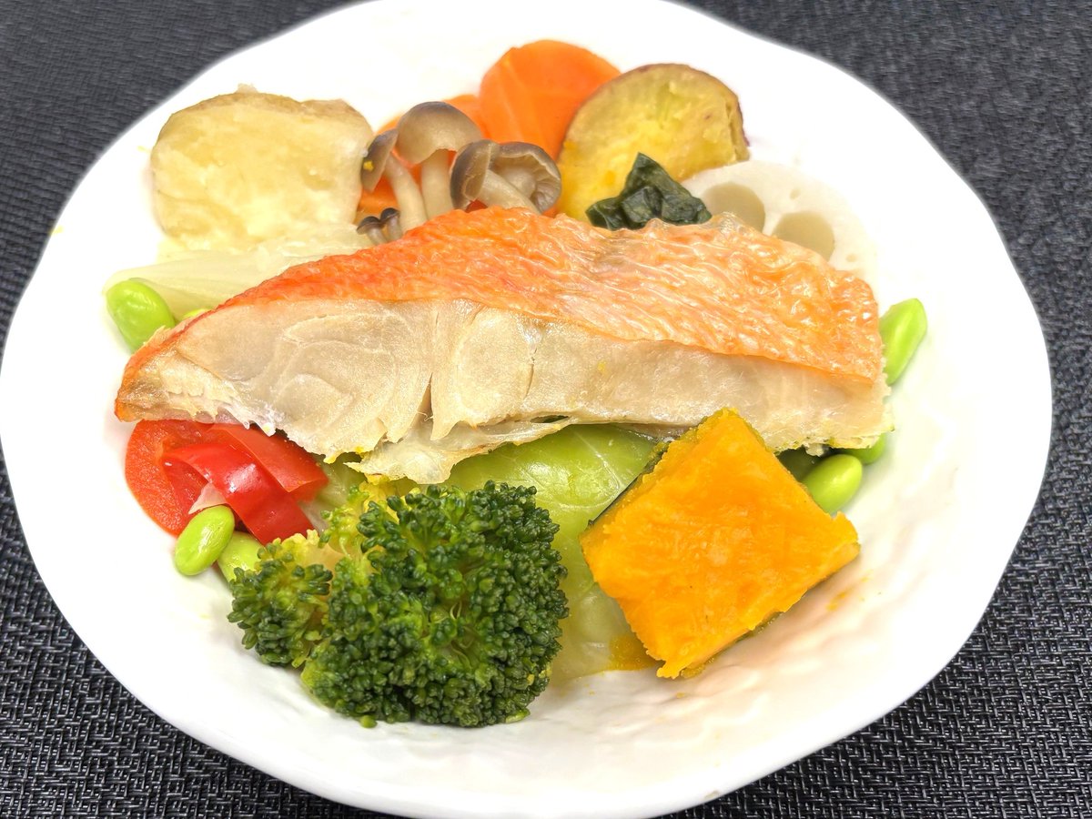 hamanoin's tweet photo. 美味しい金目鯛とお野菜をブイヨンベースで上品に仕上げました。創業86年の漬魚専門店がお送りするビタミン･タンパク質が豊富な逸品をどうぞ。 容器ごと電子レンジにかけるだけで、あつあつの蒸し野菜がいつでもお召し上がり頂けます。
両国店のみの限定販売中です https://t.co/ZtEAYSkV3I