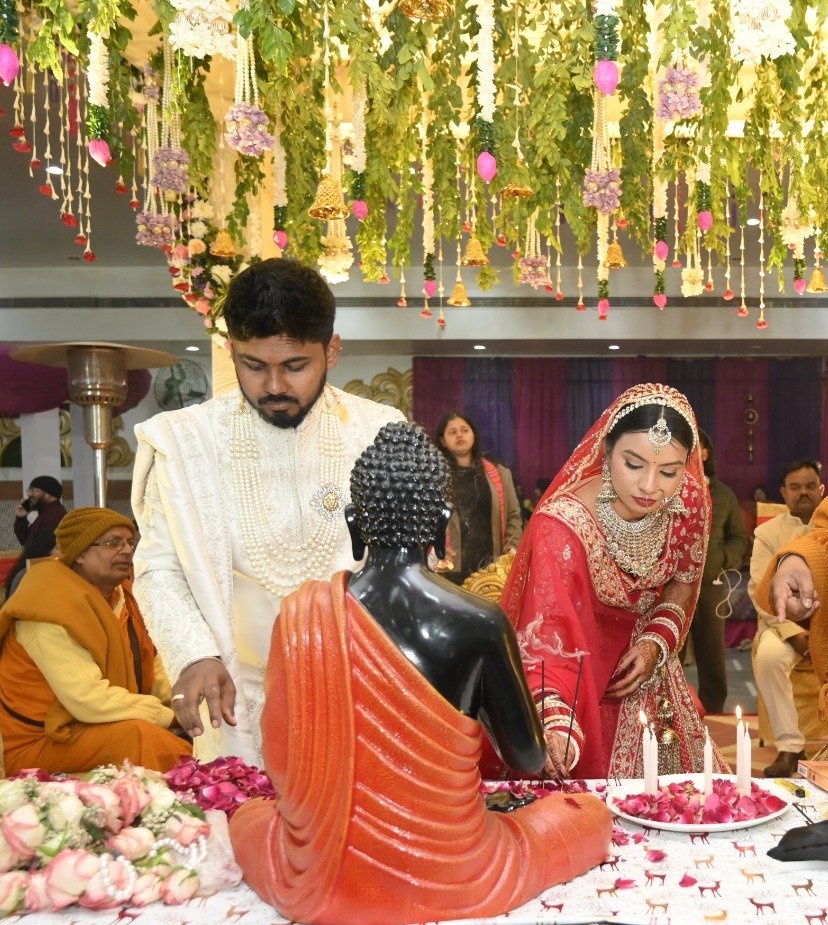 raviparmarIN's tweet photo. भारत में जल्द ही पंडितों की दुकान बंद होने वाली है, बहुजन वर्ग अब इंटर कास्ट मैरिज भी कर रहा है और वैदिक संस्कृति को त्याग भी रहा है, 

दिल्ली में ओबीसी कुर्मी चार्टर अकाउंटेंट और आदिवासी समाज की बेटी ने बौद्ध परंपरा से शादी की,

न पंडित पुजारी, न कोई दहेज़, न सात जन्मों का वादा, न सात फेरे, है तो सिर्फ़ शुद्ध प्रेम और एक दूसरे के प्रति आदर सम्मान, तथागत बुद्ध का आशीर्वाद और संविधान की शपथ, कितना अलौकिक दृश्य है 🔥🔥🔥