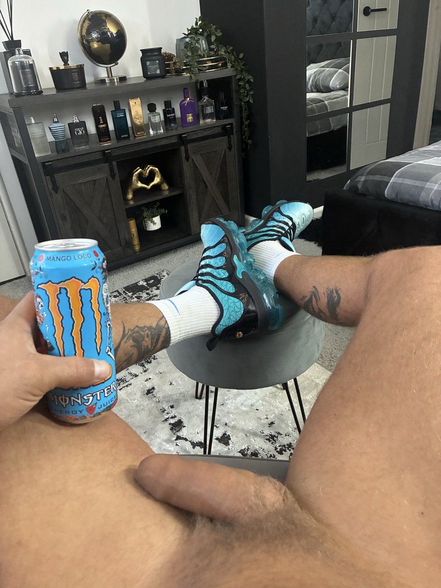 Charverking's tweet photo. Morning mode. Sneakers on, enengy cracked open…..motivation still loading #Mangoloco,#Chilledvibes,#Sneakerlife https://t.co/DPOm85T0C1