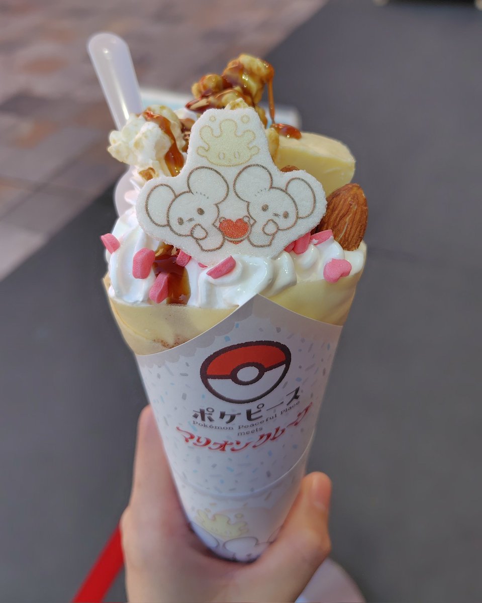 shimappo's tweet photo. ポケピースのクレープ！とにかくかわいい！！
胃腸貧弱民にはクリームたっぷりで大変だったけど、キャラメルソース美味しかった😋 https://t.co/vvgnShNSVa