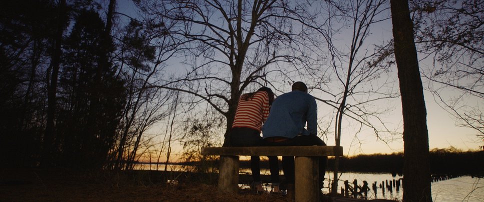 JackOCine's tweet image. Dans #GetOut, Jordan Peele ne renie pas totalement son passé d'humoriste : il distille ici et là des éléments comiques visant à souligner l'absurdité de la situation - bien réelle, ce qui est d'autant plus glaçant. Un thriller politique réalisé d'une main de maître.