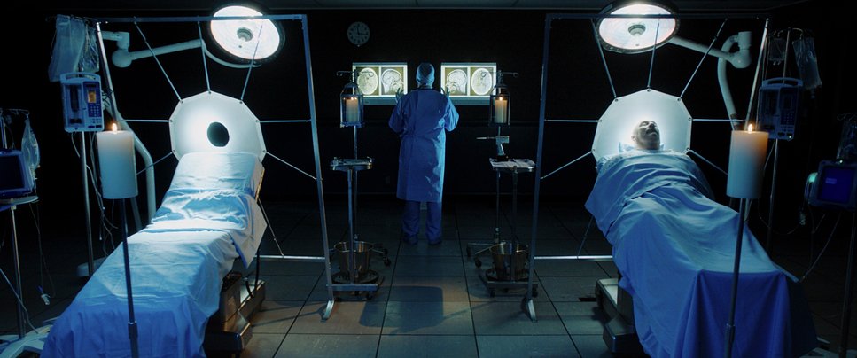 JackOCine's tweet image. Dans #GetOut, Jordan Peele ne renie pas totalement son passé d'humoriste : il distille ici et là des éléments comiques visant à souligner l'absurdité de la situation - bien réelle, ce qui est d'autant plus glaçant. Un thriller politique réalisé d'une main de maître.