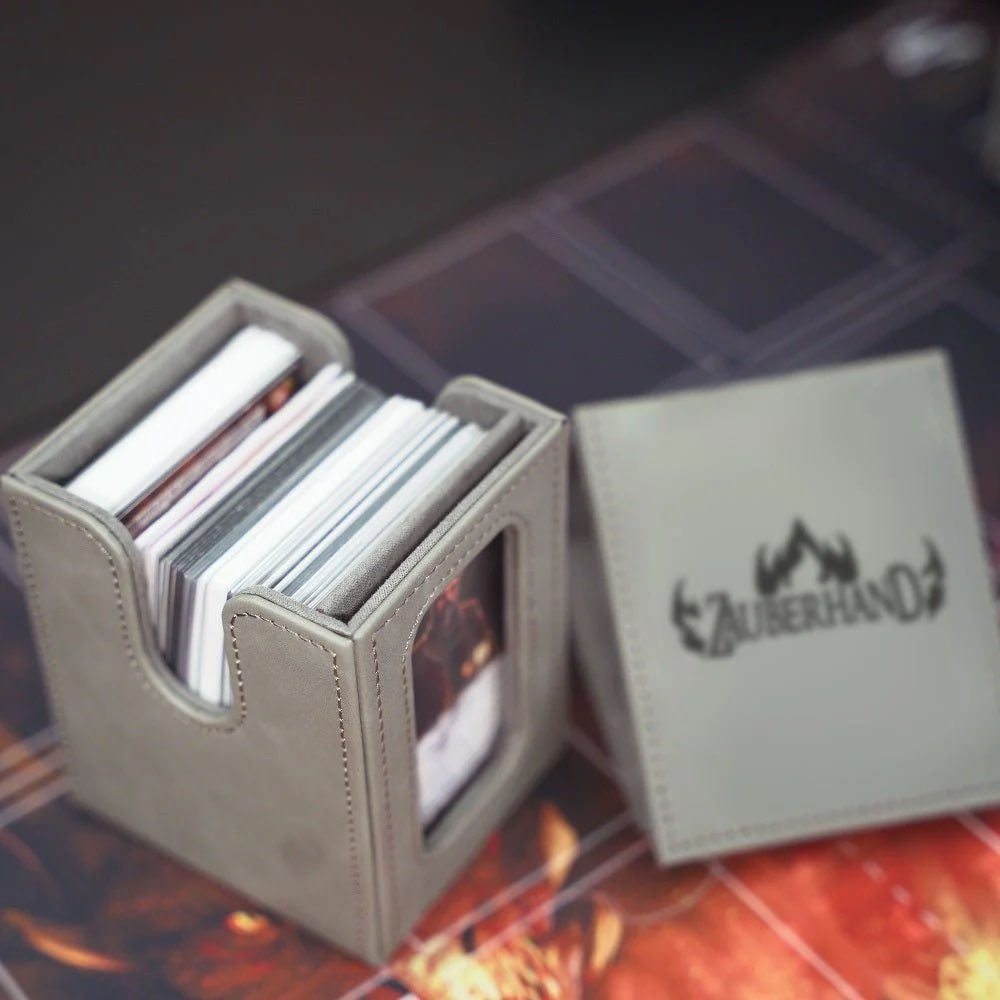 bluthelden's tweet photo. Kickstarter-Kampagne Update No.8: Single Deck-Box "Origin" for every #backer for free!
￼
We have a special gift 🎁 for all backers. Our partner Zauberhand @Zauberhand2 is giving every supporter a single deck box “Origin.” 👇
The box is the perfect place to store one of your new decks!

Join it:
👉Follow us @bluthelden
♻️Retweet with #bluthelden #blutheldentcg #ttcg
More Info at Comments👇

#gaming #cardgames #tcg
FB
@Zauberhand2