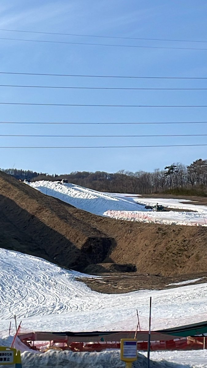 kentaro3s's tweet photo. #高鷲スノーパーク の #ハーフパイプ はリメイク中。Rがどこだったかわからないくらい雪が入っています。重機が下っているのは元プラットフォームで上がろうとしているのがボトム。パイプ好きは待ち遠しいですね。五輪で注目のパイプの維持は費用高、経営的に大変ですね。
#snowboard https://t.co/ius1gb6rq6