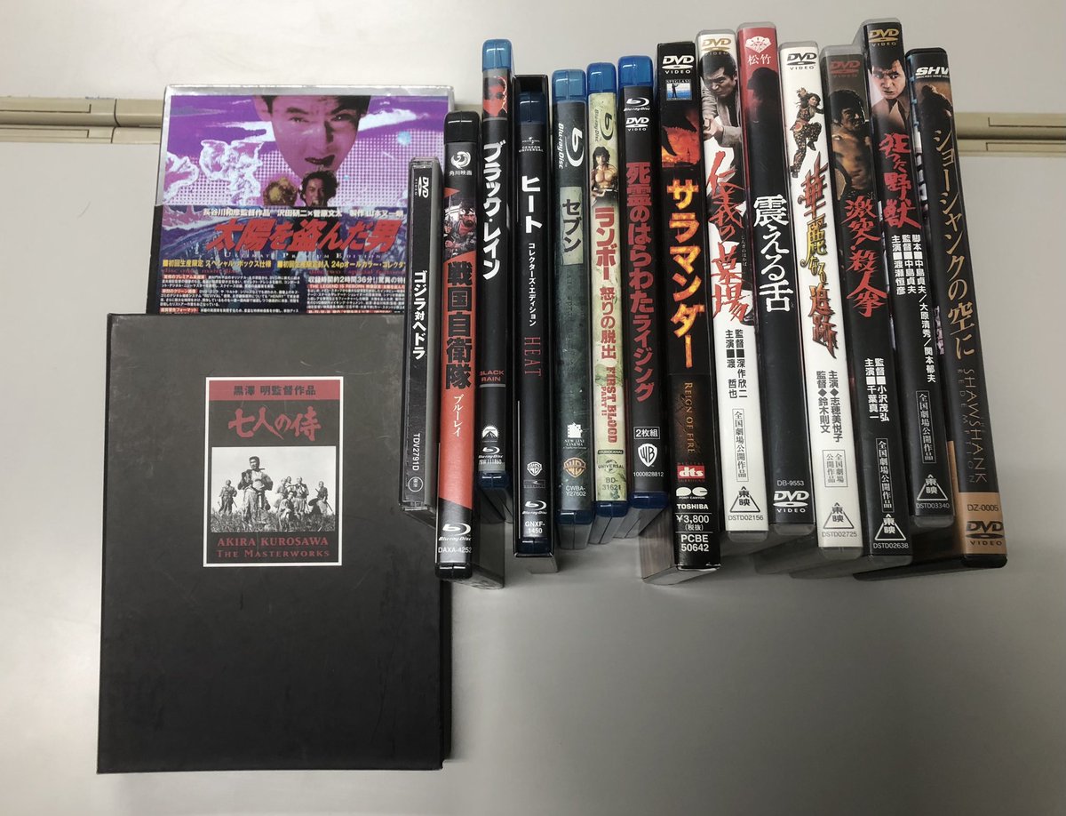 eigaoh2's tweet photo. 自宅療養する親子程歳の離れた同僚にこんな映画を貸したら、「七人の侍」の感想を言ってきた。
「続編はないんですか？」
「話、終わっとる」
「侍、負けたままじゃないですか！」
「何言うてんの？」
「勝ったのは我々じゃない。また負け戦だって言ってるじゃないですか。勝ち戦で終わって欲しい」 https://t.co/3DrAcElPYZ