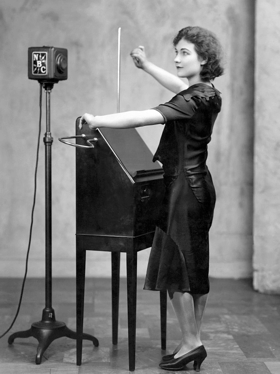 MujeresPasado's tweet photo. #TalDíaComoHoy de 1911 en Vilna, Lituania, nace Clara #Rockmore, estudiosa del violín a la que una enfermedad osea obligará a abandonar este instrumento. Para lograr su sueño de ser una gran artista se especializará en el #Theremin https://t.co/zoFreIFi59