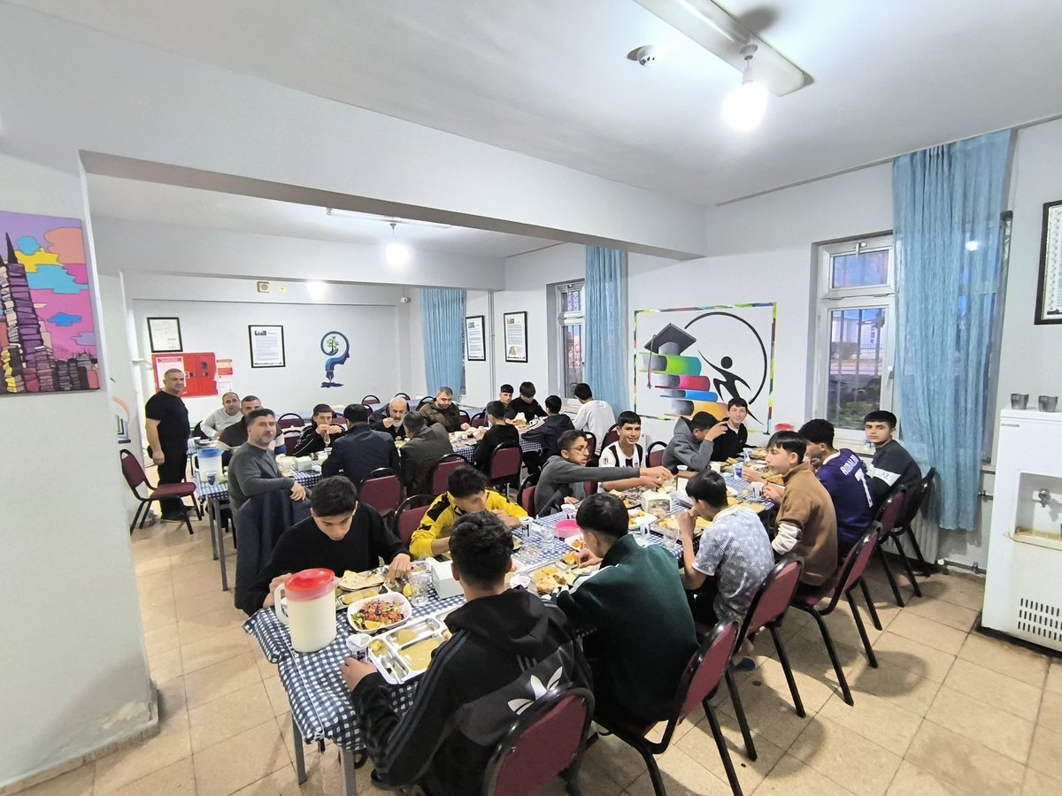 cinaraihl's tweet photo. Öğretmenlerimizin katkılarıyla pansiyonda kalan öğrencilerimize iftar yemeği verilerek öğrenci ve öğretmenlerimiz birlikte iftar yapmışlardır.
@Yusuf__Tekin @Z_Erdogan53 @sadoglu_salih @Diyarbakirmem @ysf_gzl_ @mebcinarmem https://t.co/wsrGIk28Mk