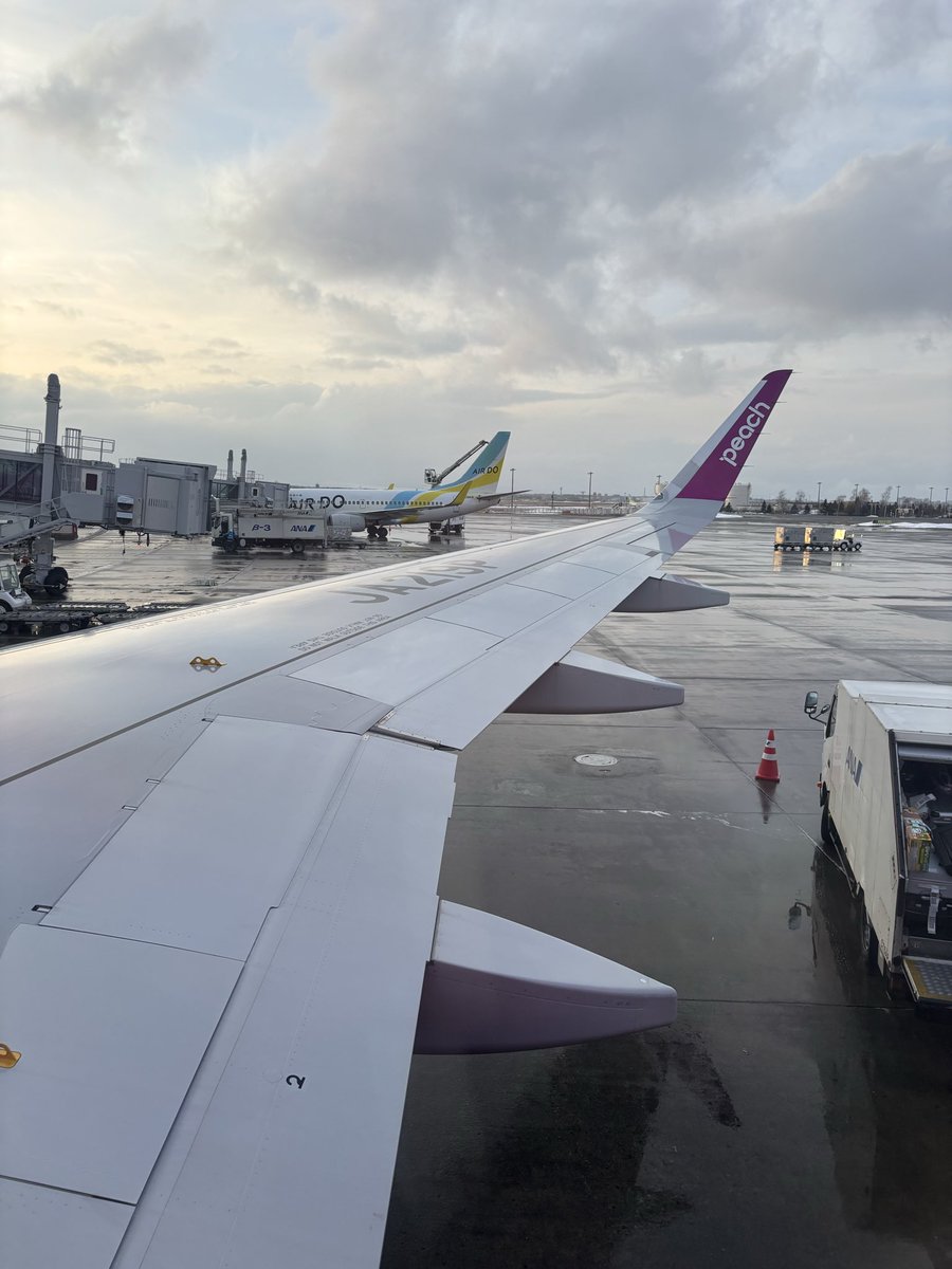 GENKAI1002's tweet photo. コレにて、ビーバー北海道終了！
帰りの空港で、時間が足らないくらい、お土産も食事も楽しんだ。

明日からまた頑張ります！

河野さんに、次会えるのは、アイナ福岡かな。 https://t.co/BRWsypjzKf