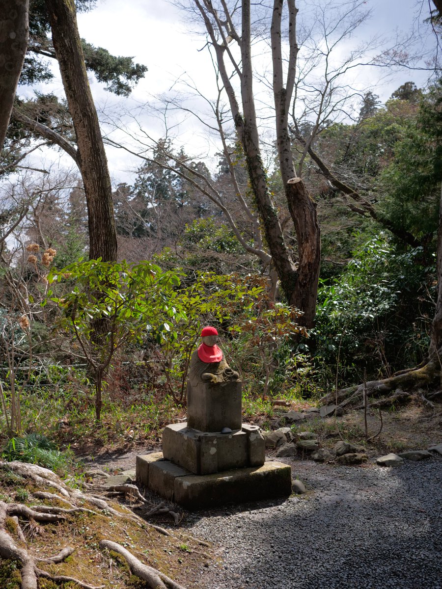 frak_ia's tweet photo. 高尾山内八十八大師巡り
そんなものがあると聞いて出かけたものの、ルートはそこそこ、また二本松、金毘羅台、蛇滝とポイントが点在。番号通りに巡るなら蛇滝ルートを千代田稲荷神社脇まで下りて登り返す必要がある。実際は一号路→薬王院→蛇滝→高尾山口駅→六号路→二本松→不動院で終了。疲れた。 https://t.co/B84p5KexBu