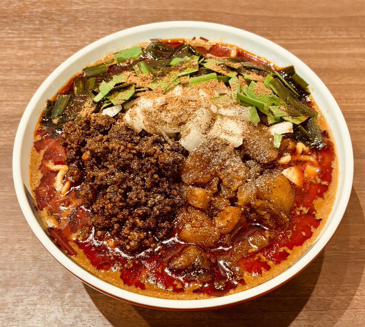 こんばんは！みなもと屋の大河です！

限定麺好評販売中です！

とにかくジャンクな担々麺です！
ワシワシの手もみ麺が濃厚坦々スープを絡めて最高です！
ご飯との相性も言わずもがな最高です！
ガッツリ具沢山で食べたい方は是非みなもとでご注文くださいませ！