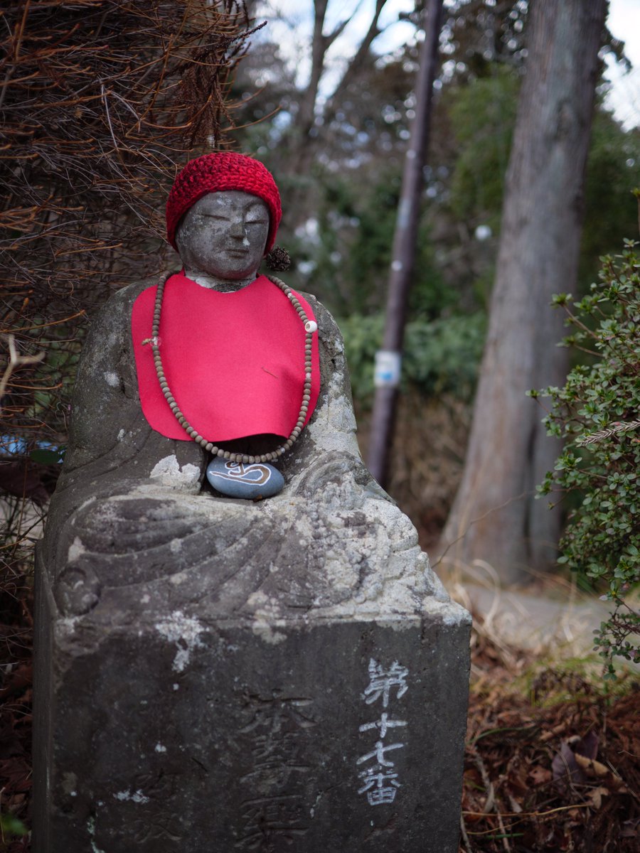 frak_ia's tweet photo. 高尾山内八十八大師巡り
そんなものがあると聞いて出かけたものの、ルートはそこそこ、また二本松、金毘羅台、蛇滝とポイントが点在。番号通りに巡るなら蛇滝ルートを千代田稲荷神社脇まで下りて登り返す必要がある。実際は一号路→薬王院→蛇滝→高尾山口駅→六号路→二本松→不動院で終了。疲れた。 https://t.co/B84p5KexBu
