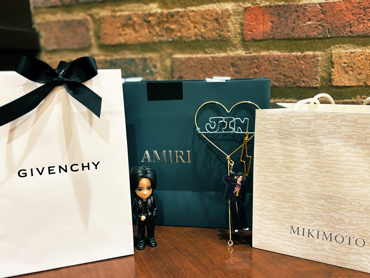 nnniii771015's tweet image. 三種の神器💍👜💄

#MIKITOTO #GIVENCHY #AMIRI
#神宮寺勇太 #YutaJinguji