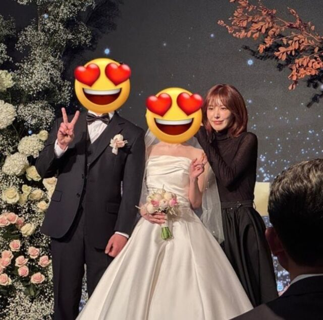 tang__kira's tweet photo. Kalau kamu yang minta, pasti bakal datang dong!” Wendy Red Velvet hadiri pernikahan fans dan bernyanyi untuknya>

Wendy Red Velvet diketahui datang dan bernyanyi di pernikahan seorang fans yang telah lama menjadi fansnya. https://t.co/f6TZYEGr8a