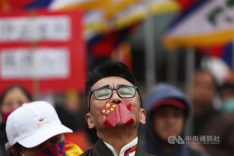 About 300 people marched through Taipei to commemorate 1959 #TibetanUprising, remembering a struggle that continues to shape the Tibetan identity &amp; their fight for dignity &amp; rights.

Tibetans around the world still face restrictions on speaking about their own past. 
<a href="/SolomonYue/">Solomon Yue</a>