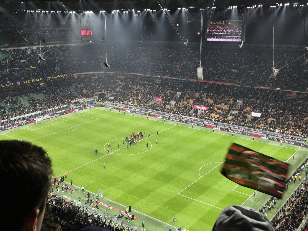 bjbmjch's tweet photo. Amazing experience at the San Siro last night. 
Noise was immense and atmosphere was electric https://t.co/QcFG9qjPE1