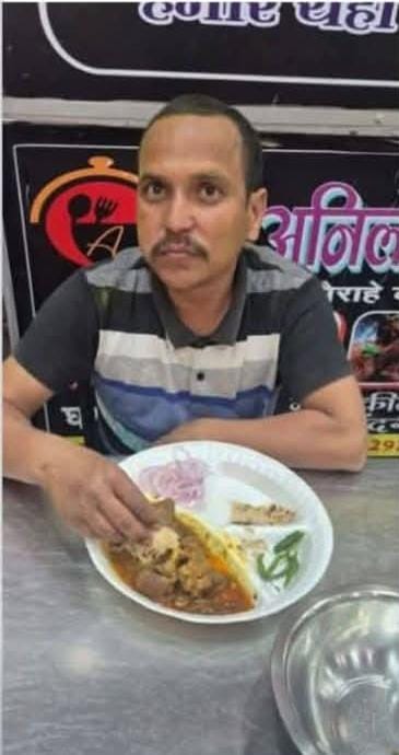 bharatvarshlive's tweet photo. "शॉकिंग! कानपुर भूतेश्वर मंदिर महंत का नॉनवेज वीडियो वायरल → भीड़ ने सरेआम पीटा! 😲
दौड़ा-दौड़ाकर हमला... पुलिस ने बचाया! 🚔
आस्था vs पर्सनल चॉइस? कमेंट करो अपनी राय! 👇
#KanpurViral #Mahant #NonVegControversy #UPNews #ViralReels" https://t.co/Dx4pwS9use