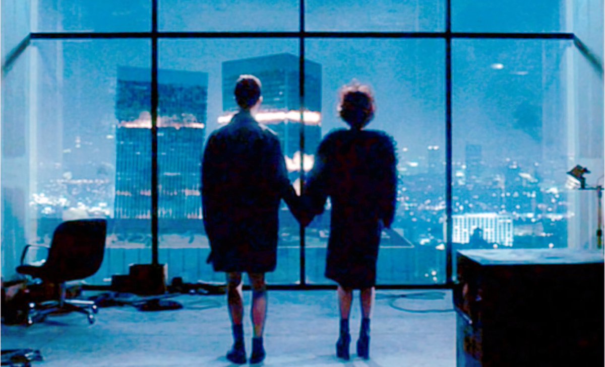 #後ろ姿でピンときたら映画好き
ここでPixiesのWhere Is My Mind?が流れ🎵ビルが崩れてゆく🎵
