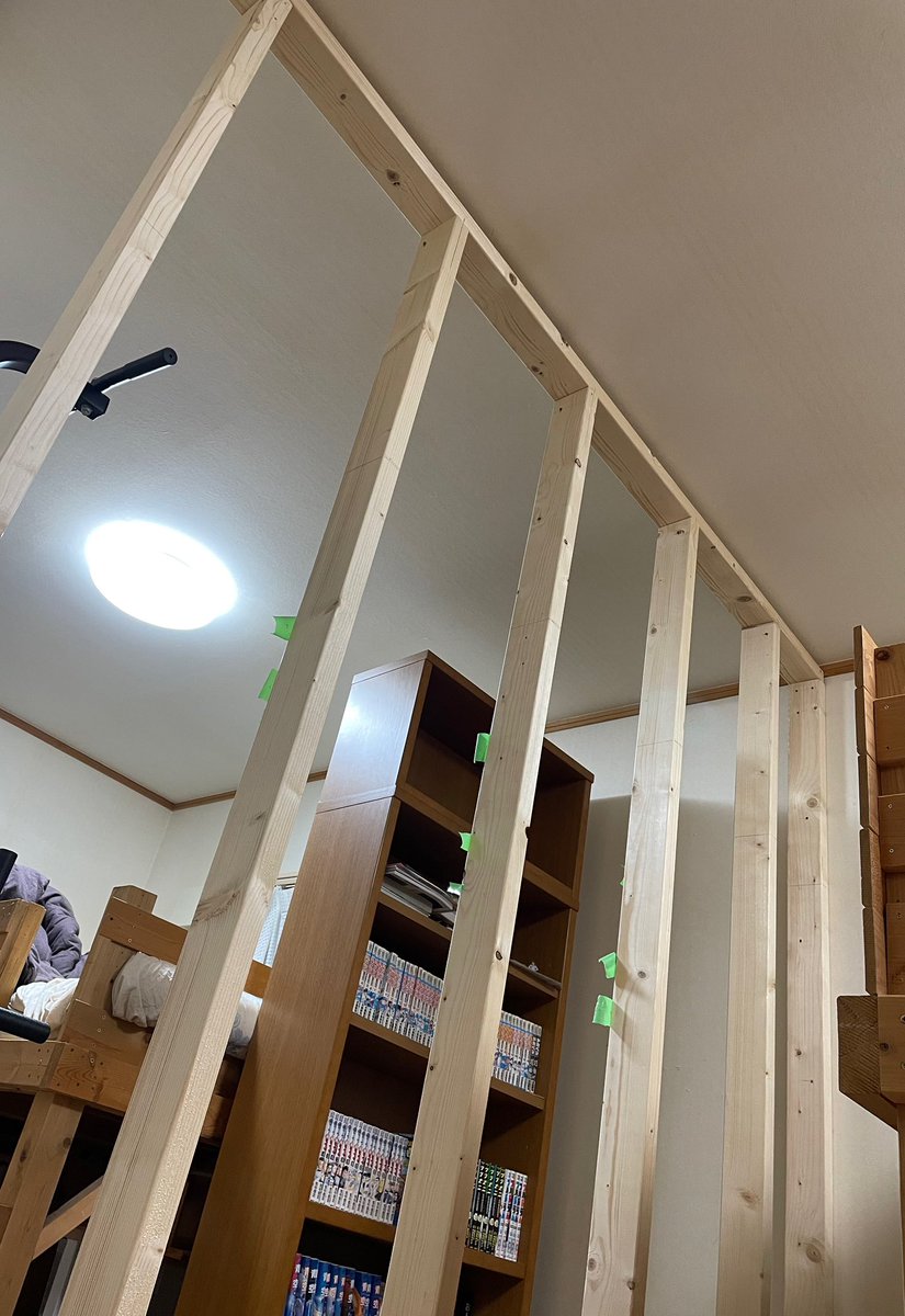 natm191's tweet photo. 壁作り。柱？立てるの一人で大変😅あと、ビスを斜めに打ち込むのも、素人には厳しい、、、。横木つけるのも、苦労しそう。 https://t.co/PIvTijN4BG