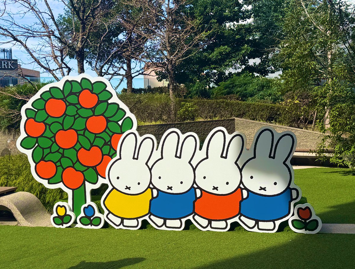 sumiko3panda's tweet photo. 女子会帰りにフラッと大名古屋ビルヂングのミッフィーのお庭へ🌼
ポップな色合いとゆるかわ🐰の世界観が可愛い〜！！！😍 https://t.co/CVEAfXauJL