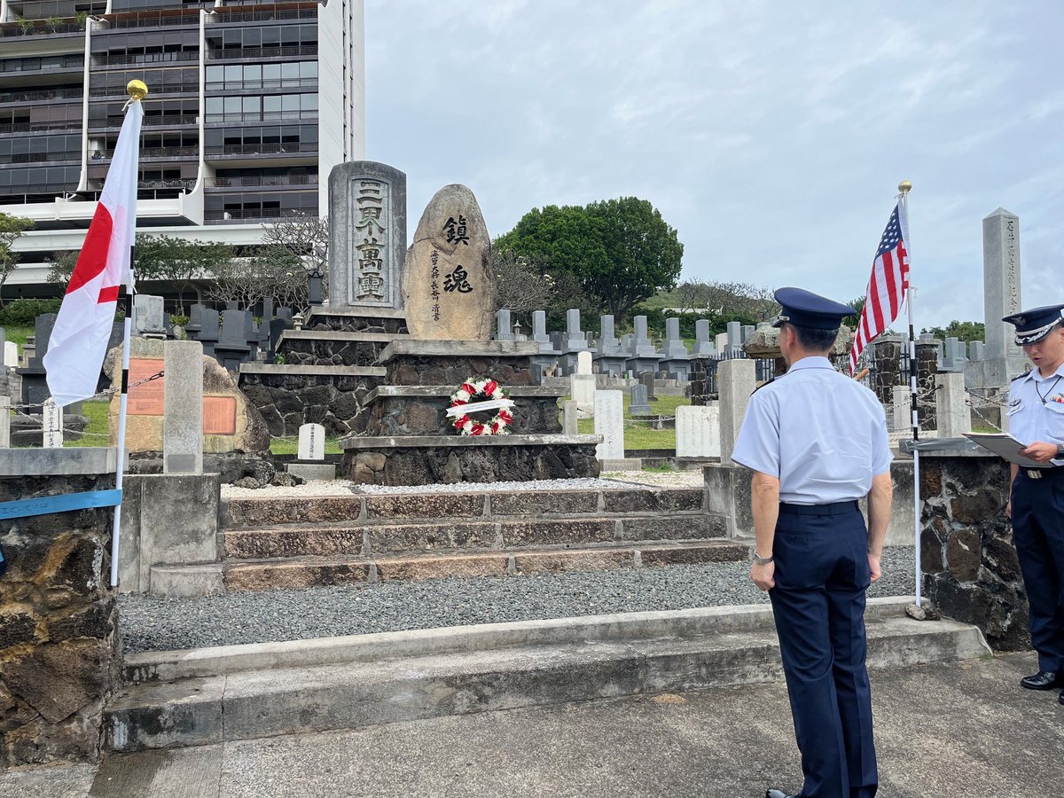 JASDF_adc_pao's tweet photo. #JASDF #ADC Commander Lt Gen Yajima laid wreaths at Makiki Cemetery and Punchbowl in Hawaii. He also paid office calls to Consul-General of Japan in Honolulu and #COMPACAF.
We will further strengthen the alliance to contribute to peace and stability in the region🇺🇸🇯🇵 https://t.co/ju6F5dG98e