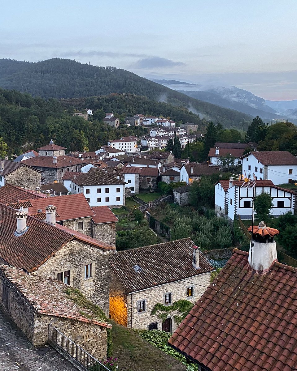LosPueblosmbe's tweet photo. Si te gustan los Pirineos, apunta este destino 👇

📍 Roncal / Erronkari (Navarra)

Habitado desde el Neolítico, este histórico valle pirenaico aparece citado ya en el siglo X como Raonkali. Su época de mayor esplendor llegó en el siglo XVIII, cuando se levantaron muchas de las elegantes casonas pirenaicas que hoy definen su casco histórico.

Aquí nació además el gran tenor Julián Gayarre 🎭 y desde los años 70 el pueblo es conocido internacionalmente por su famoso Queso de Roncal 🧀.

✨ Qué ver
🏘️ Casco histórico junto al río Esca
⛪ Iglesia de San Esteban (s. XVI)
🎭 Casa-Museo Julián Gayarre
🌿 Centro de Interpretación de la Naturaleza
⛪ Ermita de la Virgen del Castillo
🏛️ Casa del Valle

🍽️ Gastronomía
🧀 Queso de Roncal
🥘 Migas de pastor
🐟 Trucha con jamón o ajoarriero
🍮 Cuajada y repostería tradicional

Más info 👉
https://t.co/lQ4IR2qYH1

Un rincón auténtico del Pirineo navarro que merece estar en tu lista de viajes ✨